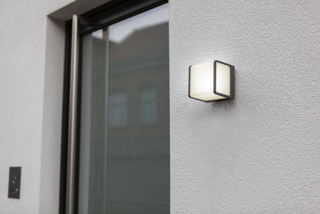 LUTEC LED φωτιστικό τοίχου DOBLO σε ανθρακί γκρι χρώμα τοποθετείται σε ένα κυβικό πλαίσιο από ανθεκτικό χυτό αλουμίνιο 5197002125 - second view